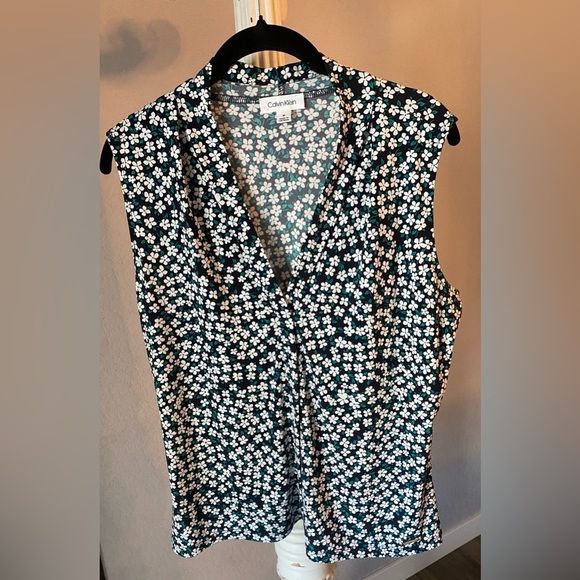 Calvin Klein Tops - NWOT Calvin Klein Women's Floral Printed V-Neck Sleeveless Cami Top - SZ MED 🔥